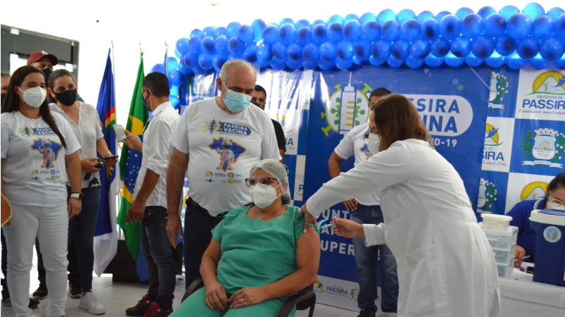 Silvana Maria Ferreira do Nascimento (50 anos), foi a primeira passirense a receber a vacina contra Covid-19, nesta quarta-feira (20), dia histórico para nossa cidade.