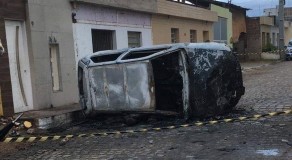 Carro pega fogo e motorista morre carbonizado em Surubim