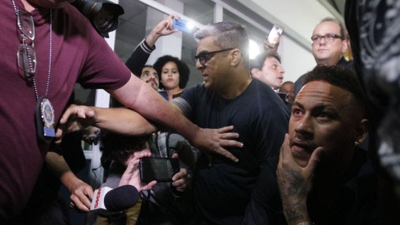 Após depor em delegacia no Rio, Neymar agradece carinho de fãs