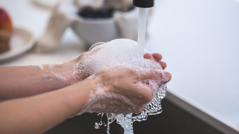 64% planejam continuar lavando as mãos regularmente após tocarem em algo ou alguém