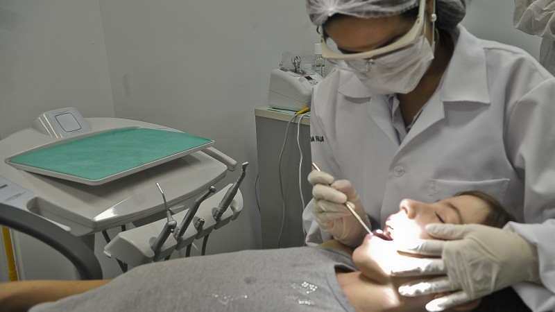 A cirurgiã-dentista Isabella Duarte, da Rede Exclusive, pontua os recordes de cáries e doenças gengivais, entre outras questões, pela ausência das consultas de rotina, cujos impactos podem comprometer a imunidade em vários aspectos