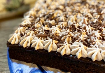 Poke Cake de Chocolate é uma opção de sobremesa para o seu final de semana