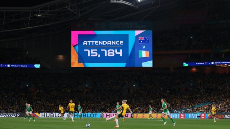 O pênalti de Steph Catley garantiu a vitória da Austrália por 1 a 0 na estreia contra Irlanda. Partida disputada em frente à multidão recorde de Matildas (Australianas).