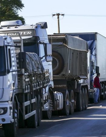 Alvo de protesto de caminhoneiros, nova tabela do frete será suspensa, diz ministro