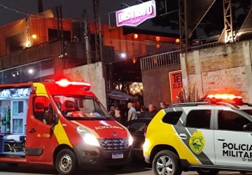 Homem surta em bar de Curitiba mata uma pessoa e fere outras três. Teria acendido um cigarro e reagido violentamente quando foi reclamado. Ele portava seis facas no momento da apreensão. 