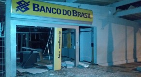 Bando explode cofre de agência bancária, faz guarda de refém e atira pelas ruas em Venturosa