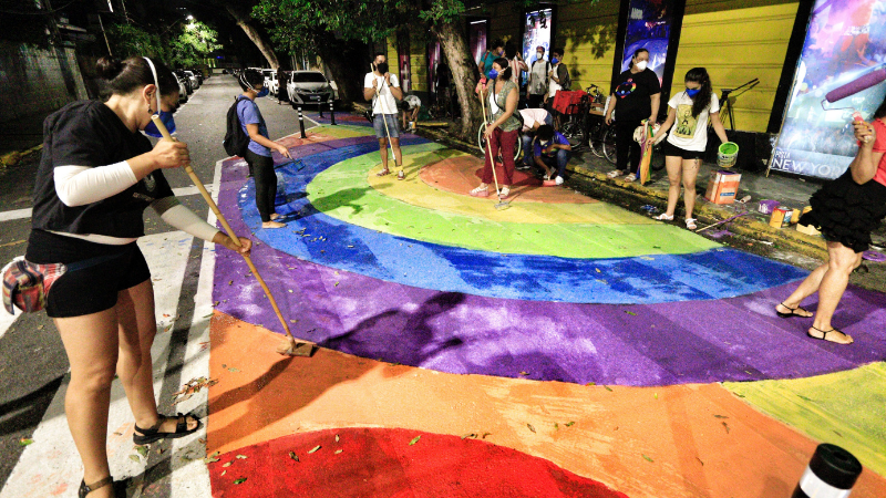Contorno das peças foram implantados pelas equipes da CTTU e as pinturas foram feitas nesta sexta-feira (25), por representantes da sociedade civil no segmento LGBTI+
