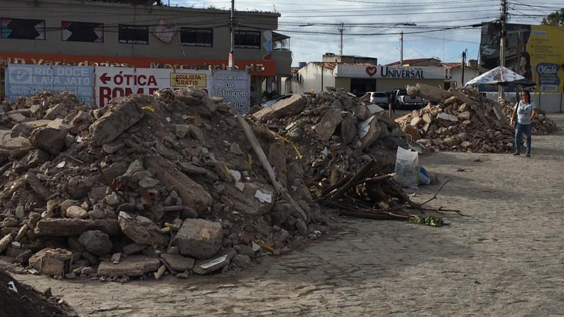 Moradores contam que além dos restos de obra, vasos sanitários e lixo estão acumulando no local.