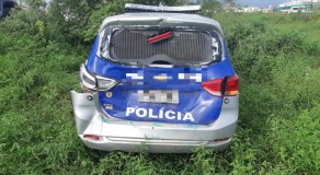 Viatura policial colide com ônibus na BR-104, em Toritama