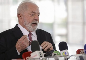 Lula deixa hospital em Brasília após cirurgia