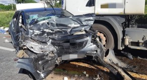 Três morrem após colisão entre carro e carreta em Garanhuns 