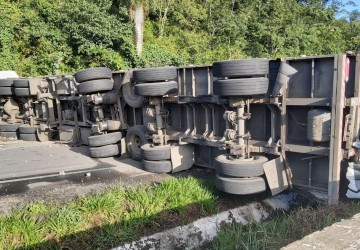 Acidente com caminhões  deixa acesso a Alagoas interditado