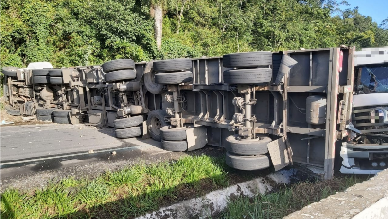 Carreta e caminhão tanque se envolveram em grave acidente que está impedindo a passagem pela rodovia BR-101 próximo a Palmares