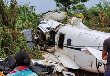 Investigadores da FAB coletam dados sobre queda de avião em Manaus