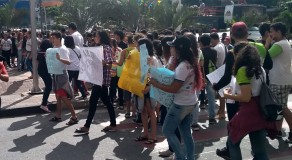 Estudantes e professores realizam mais uma manifestação contra o bloqueio de verbas para a Educação, em Caruaru 