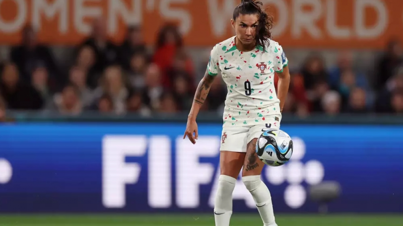 Um exemplo de duelo no ano passado, como portuguesas viram a bola aérea decidir mais uma vez na Copa do Mundo Feminina
