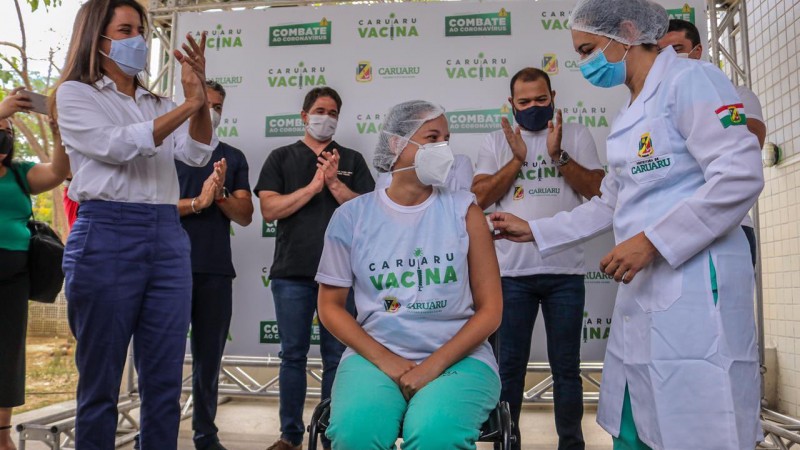 A cidade aplicou a primeira vacina às 9h no Hospital Municipal Manoel Afonso (HMMA)