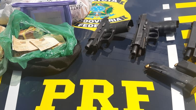 Quatro homens são flagrados com pistolas e mais de R $ 30 mil em Jaboatão dos Guararapes