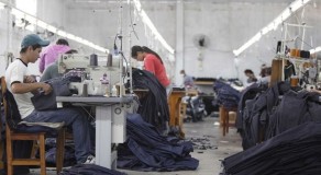 Documentário mostra cidade em que todos trabalham fazendo jeans