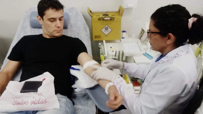 O governo fechou contrato com uma empresa aérea, que garante o transporte do Recife para Noronha de duas bolsas de sangue, com 450 ml cada uma. O envio será feito a cada 15 dias.