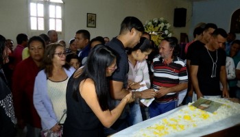 Família morta em deslizamento na RMR é velada em Camocim de São Félix