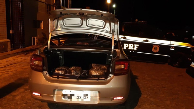 Ao todo, foram encontrados 4,5 quilos de maconha no porta-malas do veículo