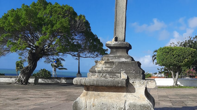 O Cruzeiro do século 18, que faz parte do conjunto de monumentos tombados pela UNESCO em Olinda foi alvo de destruição na madrugada de hoje. 