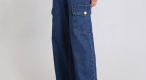 Calça jeans pantalona cargo está na moda